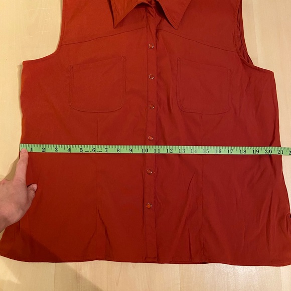MARIE CLAIRE X-large sleeveless button up. Outdoors and hiking style. - Picture 9 of 11